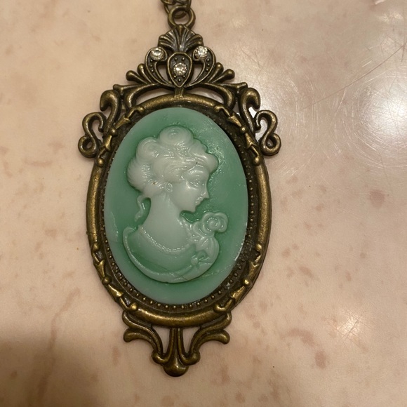 Jewelry - Vintage green cameo